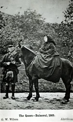 Reina Victoria (1819-1901) a caballo en Balmoral, 1863